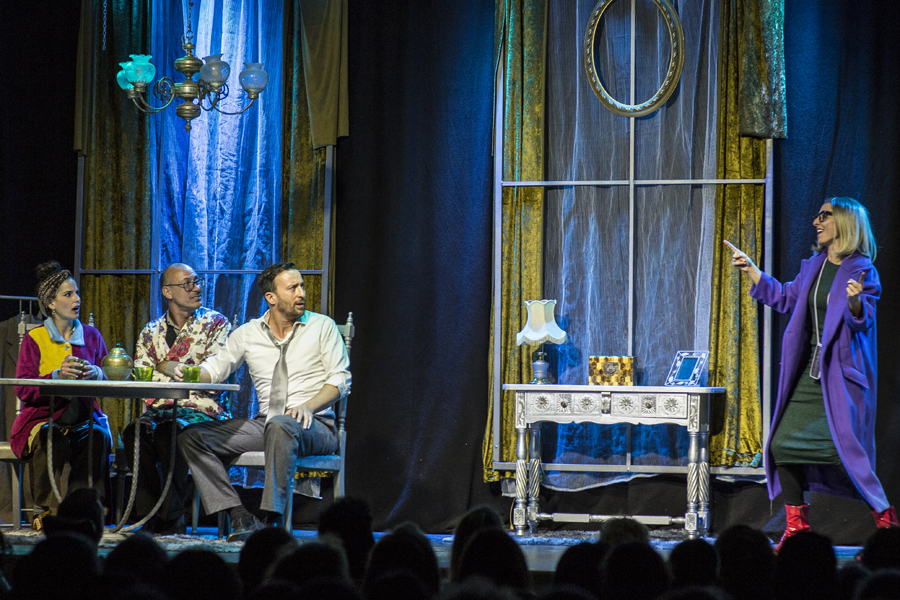 UNA HERMANA PARA TRES HERMANOS